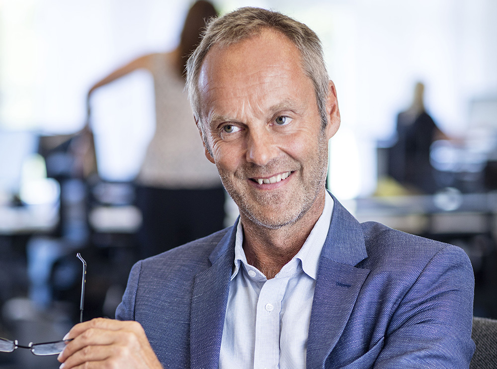 Håkan Bodman sittandes lendes mot kameran